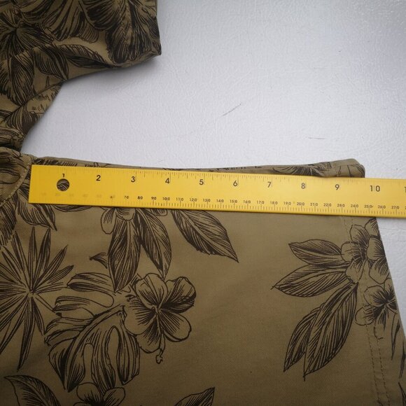 Marc Ecko Cut & Sew Men's Size Large Tan w/ Brown Floral Pattern Cargo Shorts - Picture 11 of 11